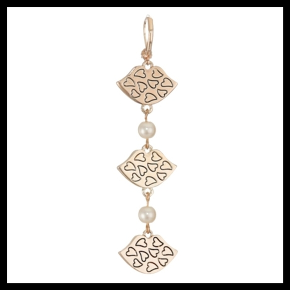 Betsey Johnson Mismatched Glitter Lips Earrings - Picture 8 of 10